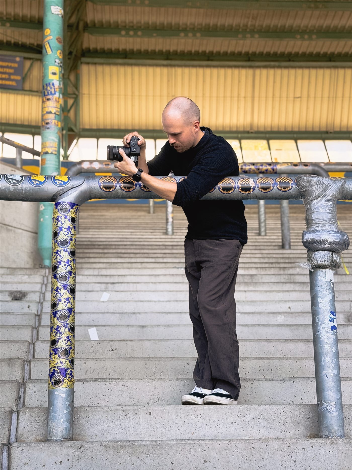 Chris Steinert fotografiert im Eintracht-Stadion in Braunschweig bei einem Hochzeitsshooting